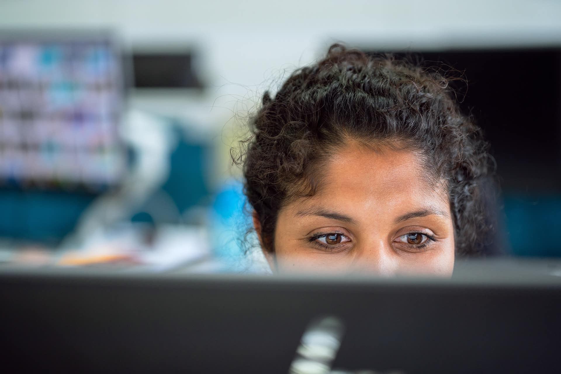 Femme travaillant devant un ordinateur