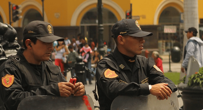 Deux agents de police Péruviens