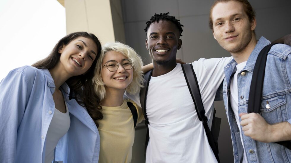 jeunes-adultes-reunis-pour-etudier