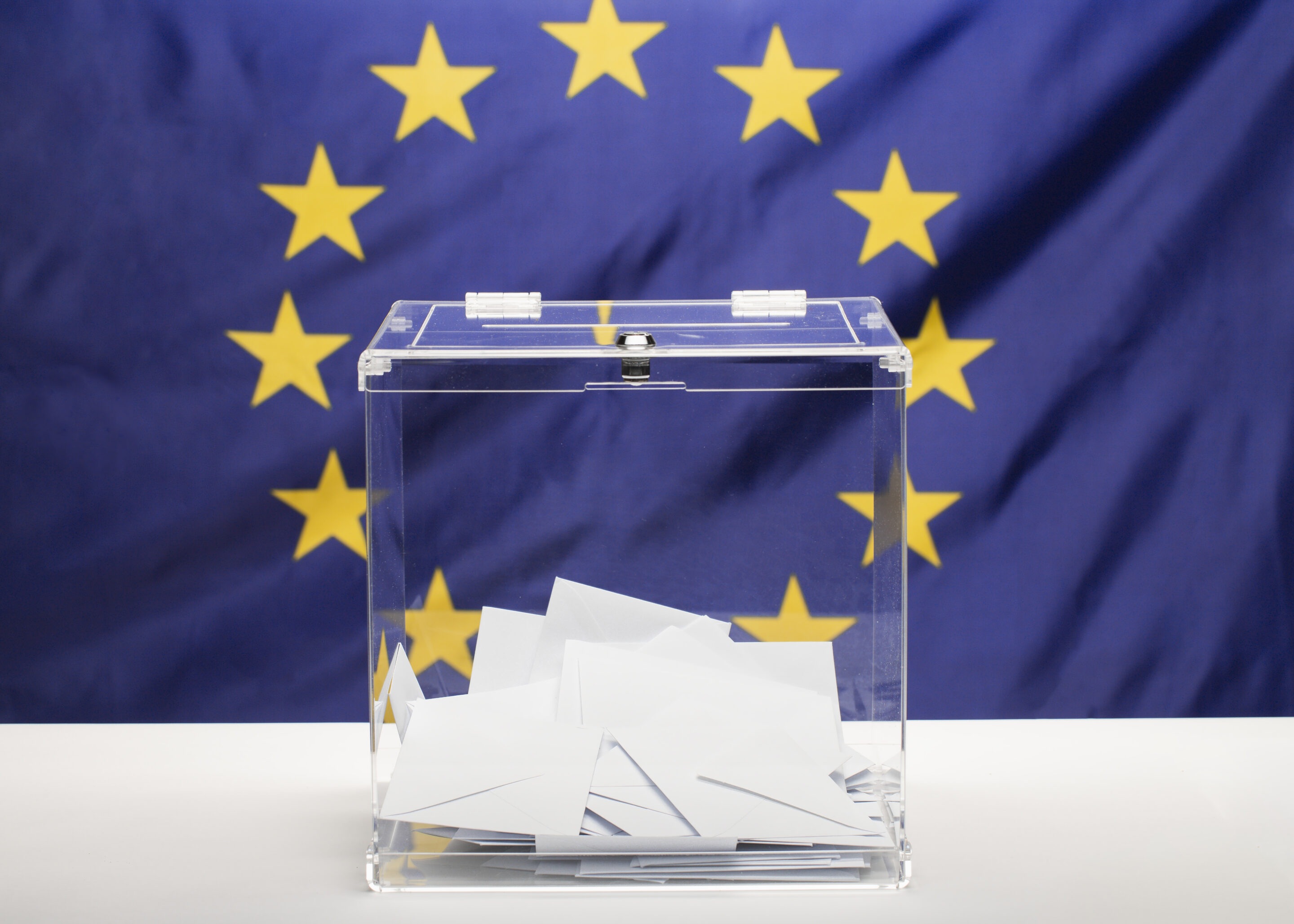 urne-transparente-remplie-enveloppe-blanche-du-drapeau-union-europeenne
