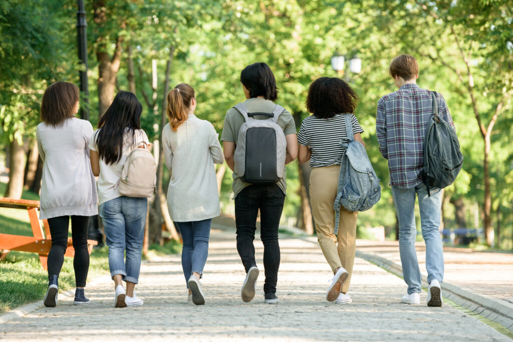 Groupe multiethnique de jeunes étudiants