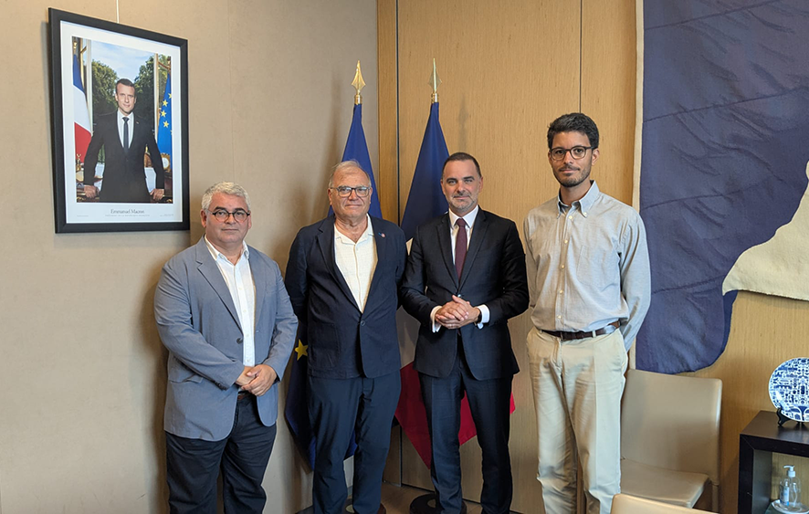 De gauche à droite : Jaime Peypoch, secrétaire général de Français du monde - ADFE ; François Boucher, président ; Laurent Saint-Martin, ministre délégué chargé du Commerce extérieur et des Français de l’étranger ; Stéphane Arnoux, délégué général permanent de Français du monde - ADFE.