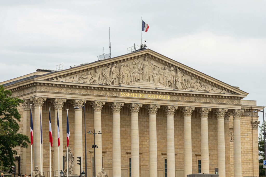 Photo de Regan Dsouza: https://www.pexels.com/fr-fr/photo/vue-de-face-de-l-assemblee-nationale-a-paris-32768744/