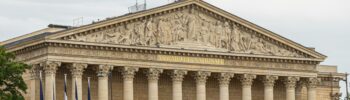 Photo de Regan Dsouza: https://www.pexels.com/fr-fr/photo/vue-de-face-de-l-assemblee-nationale-a-paris-32768744/
