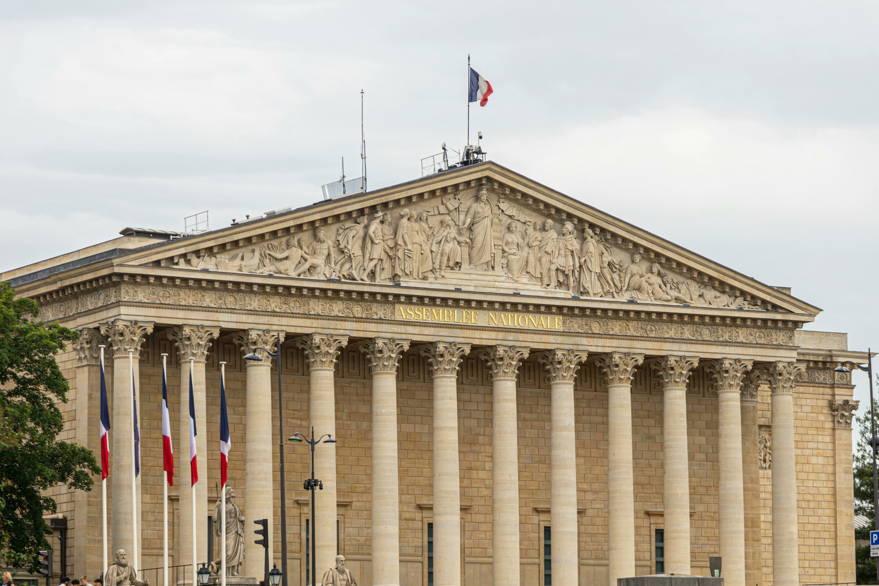 Photo de Regan Dsouza: https://www.pexels.com/fr-fr/photo/vue-de-face-de-l-assemblee-nationale-a-paris-32768744/ Photo de Regan Dsouza: https://www.pexels.com/fr-fr/photo/vue-de-face-de-l-assemblee-nationale-a-paris-32768744/