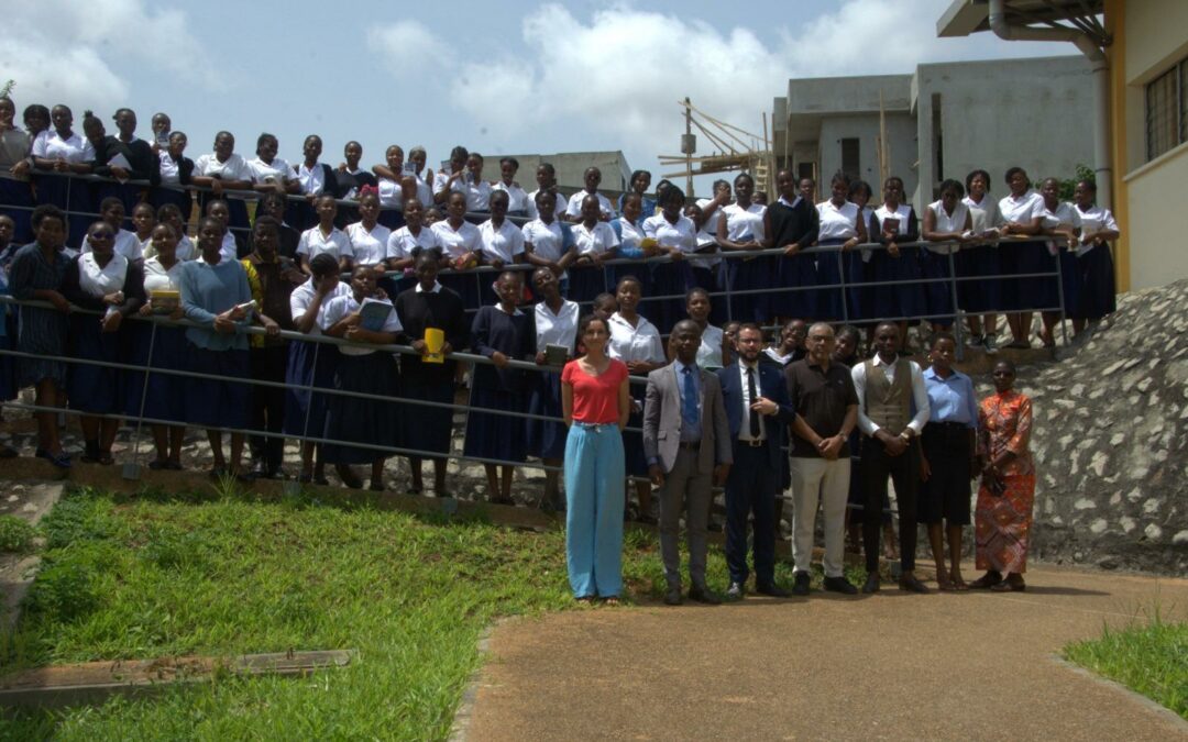 Visite de Français du monde ADFE CI au Groupe scolaire Madeleine Danielou