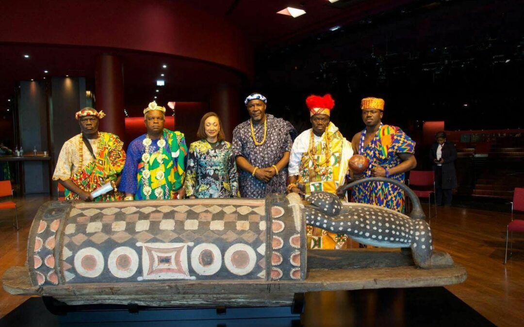 Djidji Ayôkwè, le tambour parleur sacré des Ebriés : histoire d’une restitution